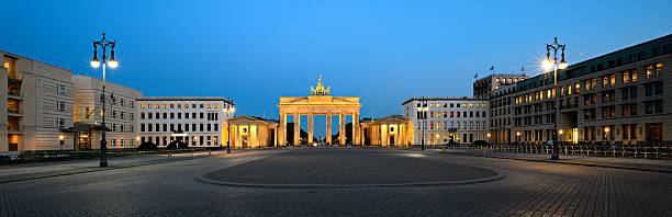 parís plaza con la puerta de brandenburgo, por la noche, panorama, berlín, alemania - brandenburg gate berlin germany germany night fotografías e imágenes de stock