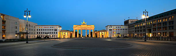 paris quadrado com portão de brandemburgo à noite, panorama, berlim, alemanha - berlin germany brandenburg gate night germany imagens e fotografias de stock