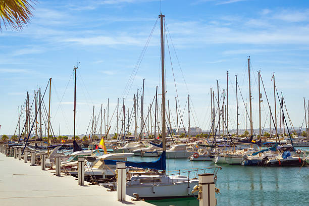 пуэрто-deportivo марина у салинас. яхты и лодки в пристани - valencia province spain beach mediterranean sea стоковые фото и изображения