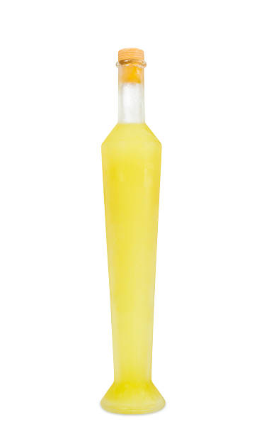 italiano bevande alcoliche, limoncello. - neapolitan specialty foto e immagini stock