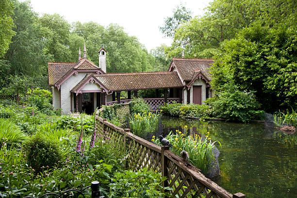 gaarden haus in der st. james park, london - pound symbol environment grass currency stock-fotos und bilder