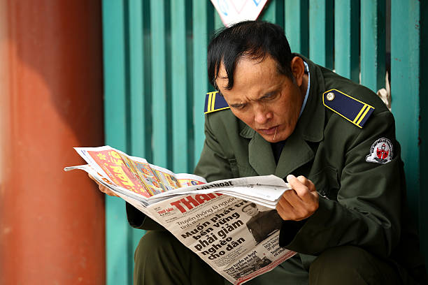 vietname polícia ler um jornal - one person looking at camera male posing imagens e fotografias de stock