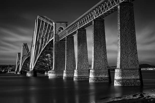 imagem de ponte ferroviária firth of forth, edimburgo, escócia - firth of forth rail bridge bridge edinburgh europe imagens e fotografias de stock