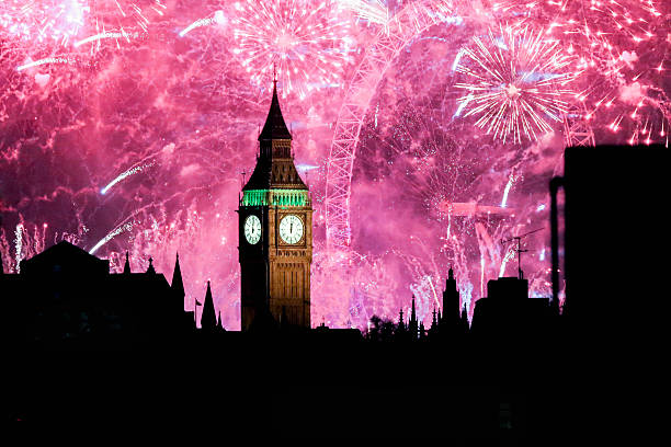 escuro e coloridas de ano novo - firework display pyrotechnics london england silhouette imagens e fotografias de stock