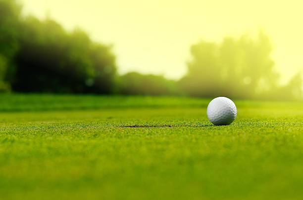 dans le trou - golf ball photos et images de collection