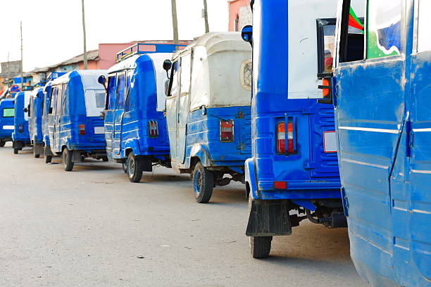 biały i niebieski riksza taksówki. mekelle-etiopia. 0489 - autorick zdjęcia i obrazy z banku zdjęć