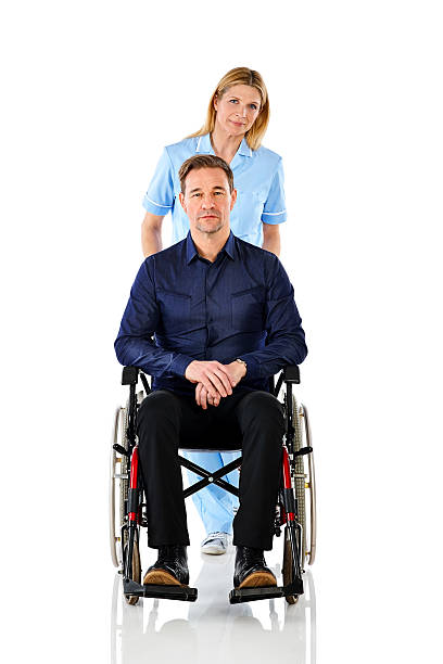 places homme en fauteuil roulant avec une infirmière en poussant le - physical injury men orthopedic equipment isolated on white photos et images de collection