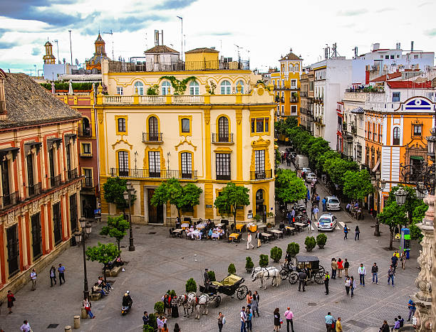 plaza del triunfo in sevilla, spanien - seville sevilla santa cruz city stock-fotos und bilder