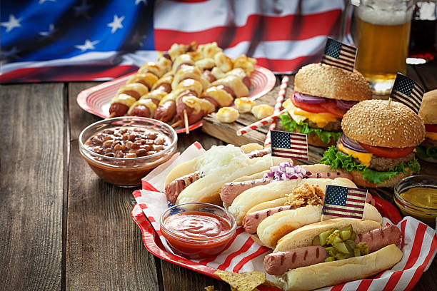 독립기념일 7월 4일 - 피크닉 테이블 - burger barbecue grill hamburger grilled 뉴스 사진 이미지