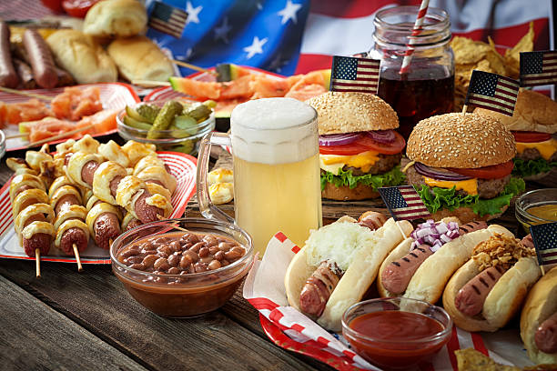 día de la independencia 4 de julio - mesa de picnic - napkin american flag holiday fourth of july fotografías e imágenes de stock