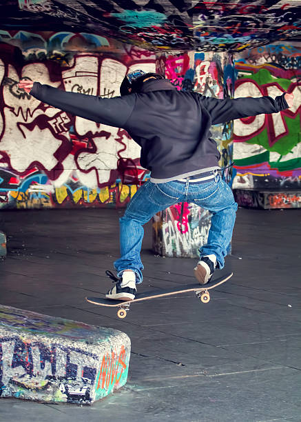 skateur à southbank undercroft skatepark - grinding photos et images de collection