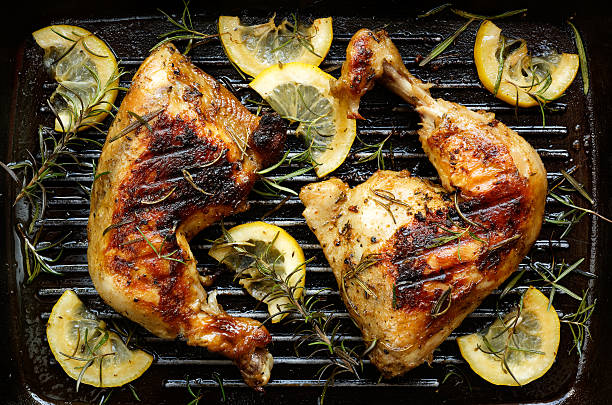 cuartos de pollo de limón de romero a la parrilla - charbroil fotografías e imágenes de stock