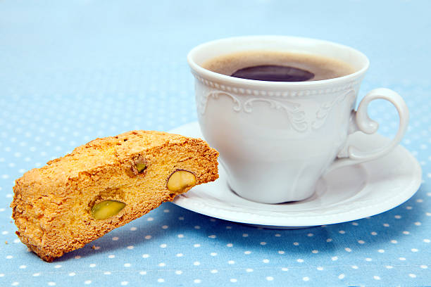o branco, xícara de café com pedaço de biscoito - biscotti cookie chocolate pistachio - fotografias e filmes do acervo