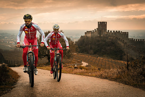 ciclistas trem nas colinas que cercam o castelo de soave. - soave - fotografias e filmes do acervo