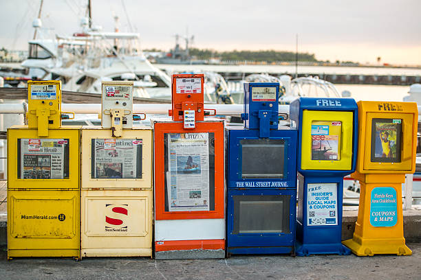 무료 뉴스페이퍼 디스펜서 키 웨스트 - newspaper dispenser 뉴스 사진 이미지