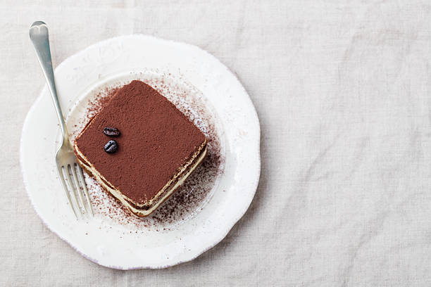 tiramisu, uma tradicional sobremesa italiana em um prato branco com vista de cima - tiramisu dessert cake gourmet - fotografias e filmes do acervo