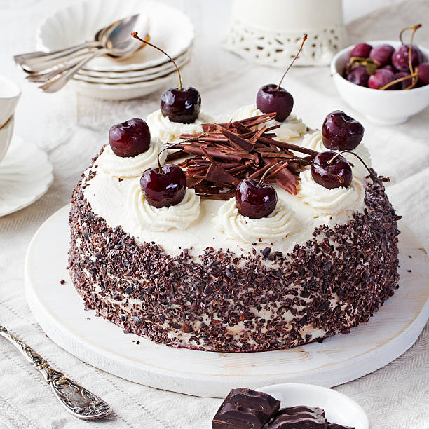 torta foresta nera, schwarzwald torta, cioccolato scuro e ciliegio dolce - dessert fruit torte red foto e immagini stock