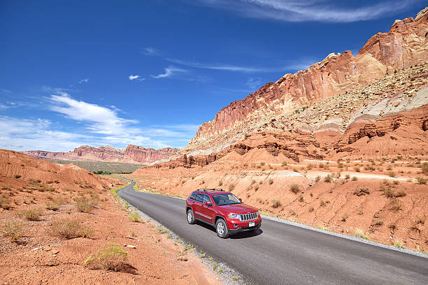 imagem de um suv na estrada sinuosa. - editorial sports utility vehicle car jeep imagens e fotografias de stock