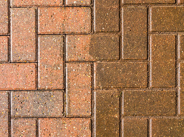 bloquear preparando medio chorro medio de lavado y aún sucio - sidewalk brick patio floor fotografías e imágenes de stock