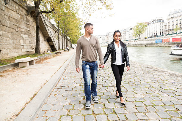 istock young lovers in Paris, France 537400436
