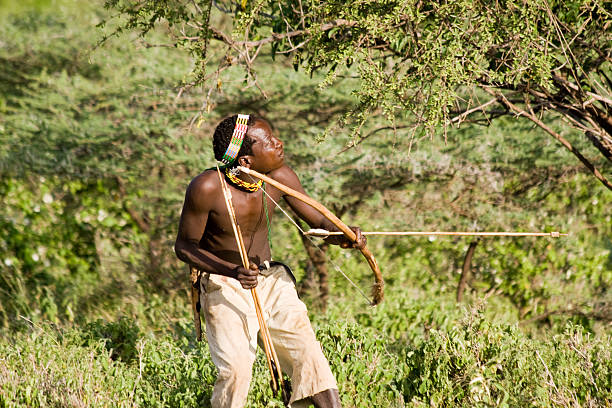 bushman hadzabe - bushman fotografías e imágenes de stock