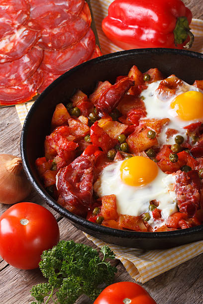 istock Fried eggs with chorizo and vegetables on the Flemish recipe 537403257
