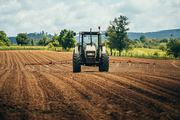 traktor sprühen dünger - spraying agriculture farm herbicide stock-fotos und bilder