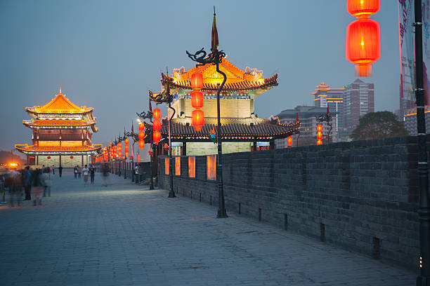 xian city wall - xian immagine foto e immagini stock