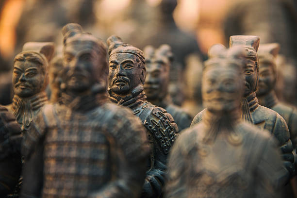 guerrieri di terracotta di xi'an - terracotta soldiers chinese ethnicity warrior xian foto e immagini stock