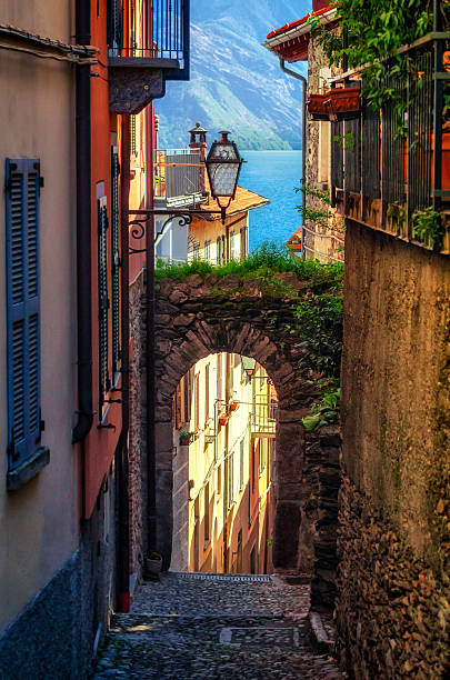 мощеные аллея в редзонико (озеро комо) - lake como water italy sunset стоковые фото и изображения