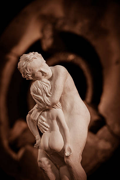 istock Sculpture Workshop-Couple in bronze on a turntable before the fu 537410962