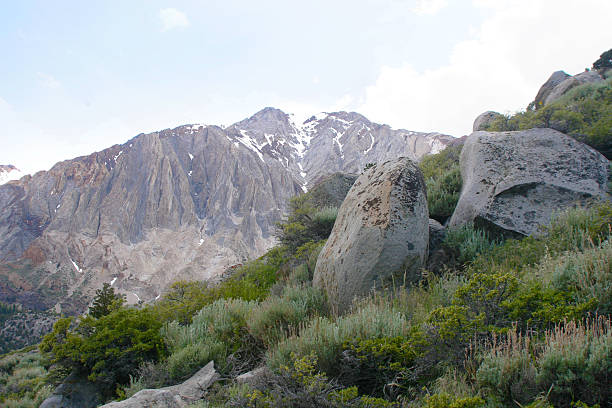 マウンテンサイドの風景 - convict lake ストックフォトと画像