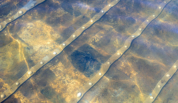 reflets de l'eau en métal sous-marine - water rippled wave river photos et images de collection