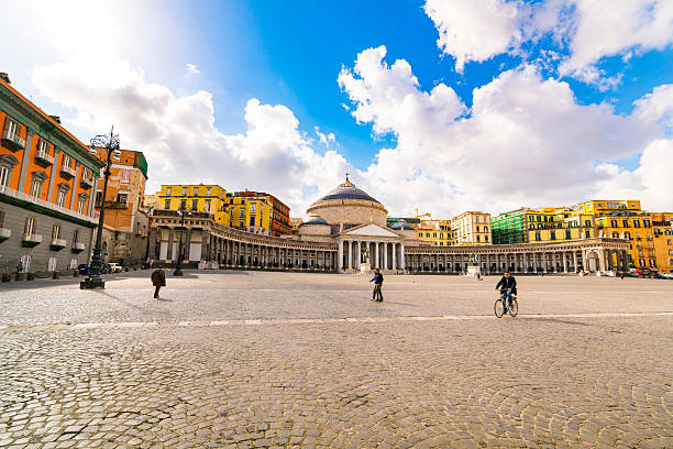 пьяцца-дель-плебишито в неаполе, италия - piazza del plebiscito стоковые фото и изображения