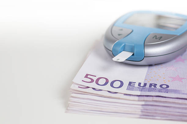 glukometr na 500 banknotów euro - european union euro note obrazy zdjęcia i obrazy z banku zdjęć