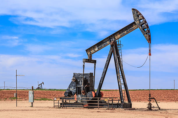 idle puits de pétrole, arrêtés inactif pumpjack, à l'ouest du texas et du sud-ouest des états-unis - lubbock photos et images de collection