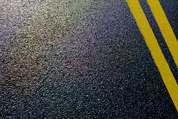 strada asfaltata - asphalt road street dividing line foto e immagini stock