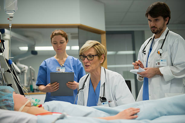 doctor hablando con el paciente - medical assistant fotografías e imágenes de stock