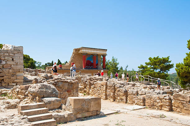 turistas no palácio de knossos, na ilha de creta, grécia. - krete - fotografias e filmes do acervo