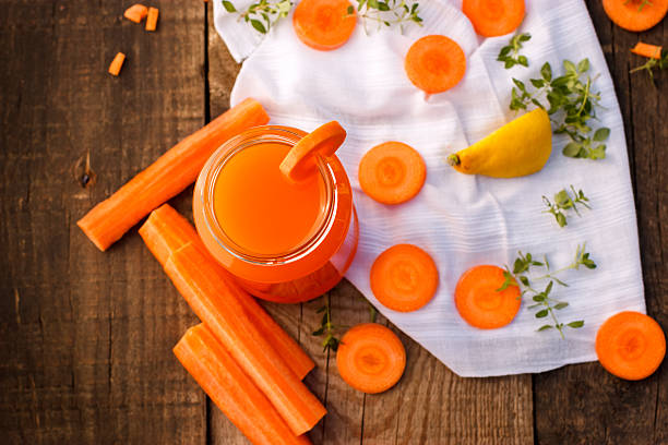 suco de cenoura e fatias de cenoura - carrot juice - fotografias e filmes do acervo
