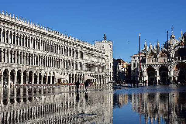 venecia acqua alta - acqua alta fotografías e imágenes de stock