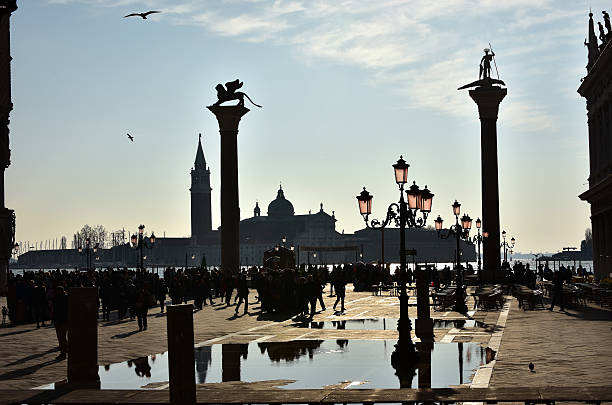 venedig acqua alta - acqua alta stock-fotos und bilder