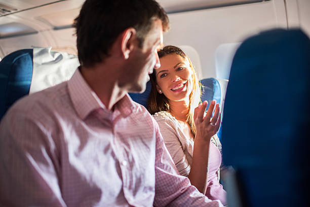 pareja viaja en avión. - airplane passenger indoors inside of fotografías e imágenes de stock