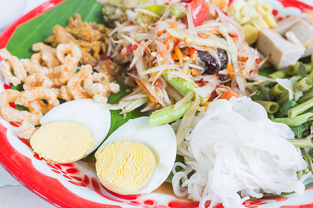 papaia salada verde na bandeja - asian cuisine close up garlic vegetable imagens e fotografias de stock