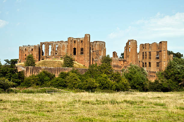 Kenilworth Castle, Kenilworth, Warwickshire, England, UK Kenilworth, England-August 1, 2013:Kenilworth Castle and Elizabethan Garden.The ruins are best known as the home of Robert Dudley, the great love of Queen Elizabeth I. Dudley created an ornate palace here to impress his Queen in 1575. kenilworth castle stock pictures, royalty-free photos & images
