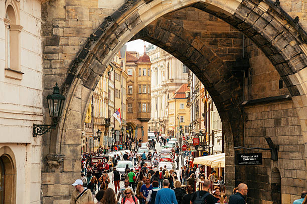 der kleinen viertel brückenturm, prag - prague little quarter stock-fotos und bilder