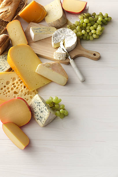 queijos : queijo ainda vida de variedade de - cheese emmental cheese swiss culture cutting board imagens e fotografias de stock
