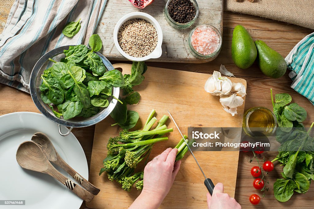 Preparar brócoli, espinacas quinua ensalada - Foto de stock de Brécol libre de derechos