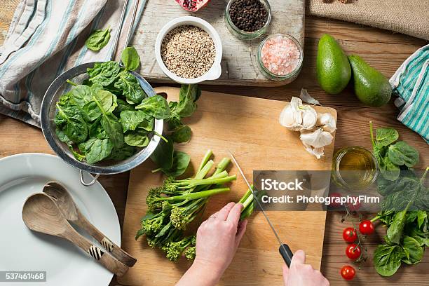 Preparar Brócoli Espinacas Quinua Ensalada Foto de stock y más banco de imágenes de Brécol - Brécol, Cortar en trozos - Preparar comida, Tabla de cortar