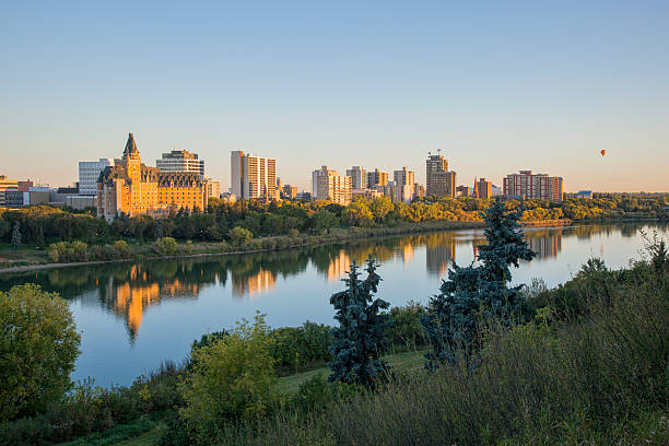 이른 아침 스카이라인 에서 정정당당, 팬가열 풍선 - south saskatchewan river 뉴스 사진 이미지